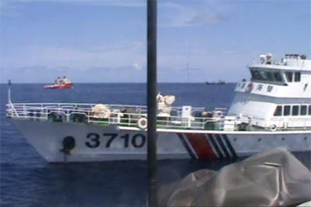Tàu Hải cảnh Trung Quốc luôn đeo bám, cản trở tàu Cảnh sát biển Việt Nam đang thực hiện nhiệm vụ. Mỗi tàu CSB Việt Nam thường xuyên có 2-3 tàu của Trung Quốc kèm chặt.