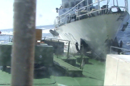Lúc 08h30 ngày 04/5, tàu Hải cảnh 44103 chủ động đâm thẳng vào mạn trái tàu CSB 2012 của Việt Nam khiến góc đuôi tàu mạn phải bị bẹp diện tích khoảng 1m2, làm hư hỏng một số trang thiết bị khác trên tàu.