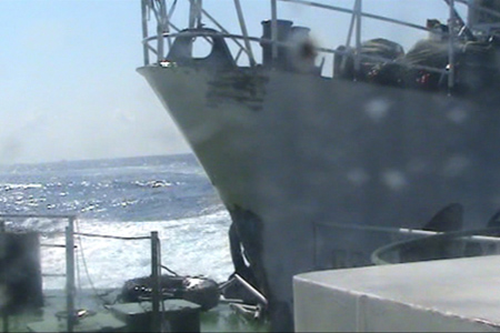 Mũi tàu Hải cảnh 44103 Trung Quốc hung hãn ghì mạn trái tàu Cảnh sát Biển 2012