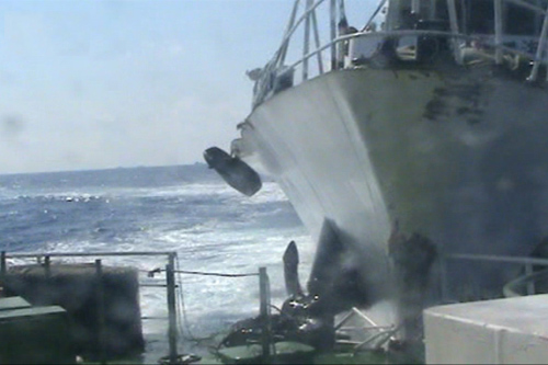 Lan can của tàu Cảnh sát Biển Việt Nam 2012 đã gãy vụn sau cú đâm rất hung dữ của tàu Hải cảnh 44103 Trung Quốc