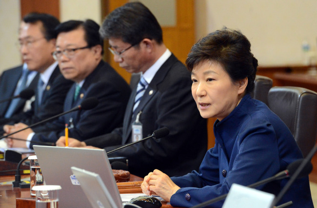 Tổng thống Park Geun Hye trong cuộc họp nội các ngày 13/5