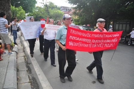 Nhà nghiên cứu, Nhà văn Nguyễn Đắc Xuân đi đầu trong đoàn mittiinh