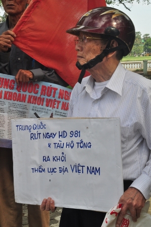 Cụ ông 80 tuổi vẫn hăng say tự viết khẩu hiệu xuống đường đòi Trung Quốc rút khỏi Biển đông