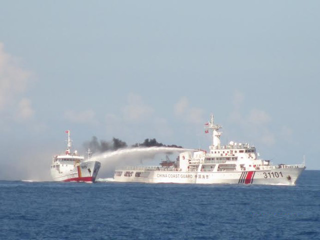 Tàu Hải giám 31101 của Trung Quốc tấn công tàu Kiểm ngư Việt Nam
