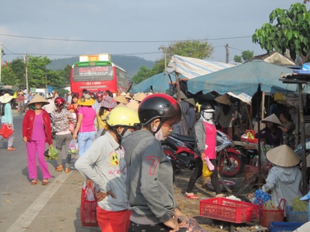 Vô tư họp chợ trên QL1 tại chợ Nước Ngọt, xã Lộc Thủy, huyện Phú Lộc
