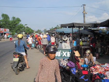 Chủ tịch UBND xã Lộc Tiến khẳng định hàng ngày tại chợ Thừa Lưu có 2 trật tự viên thay nhau hướng dẫn để đảm bảo ATGT tại khu vực chợ. Tuy nhiên, cũng như tại chợ Nước Ngọt, các trật tự viên tại chợ Thừa Lưu đang ngồi 