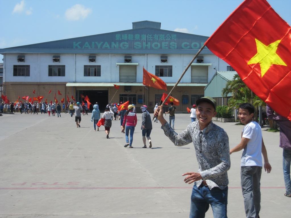 Công nhân tập trung trước một nhà máy của Trung Quốc để bày tỏ sự phản đối