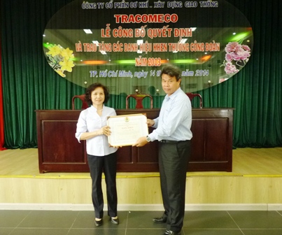 Chủ tịch công đoàn Ngành GTVT Việt Nam Đỗ Nga Việt tặng bằng khen của Tổng Liên đoàn lao động Việt Nam cho bà Đào Thị Hảo. 