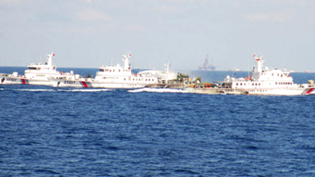 Tàu Trung Quốc dàn hàng ngang dày đặc cản đường tàu Việt Nam tiến vào khu vực đặt trái phép giàn khoan Haiyang Shiyou 981