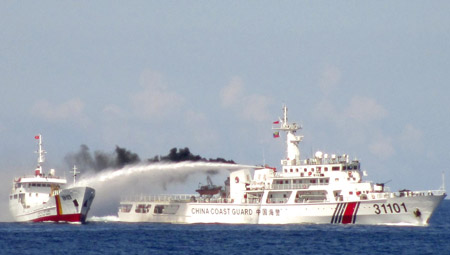 Tàu Trung Quốc phun vòi rồng vào tàu kiểm ngư Việt Nam