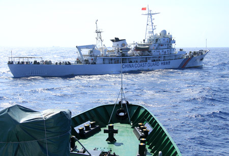 Tàu Hải cảnh của Trung Quốc cắt hướng mũi tàu của Cảnh sát biển Việt Nam