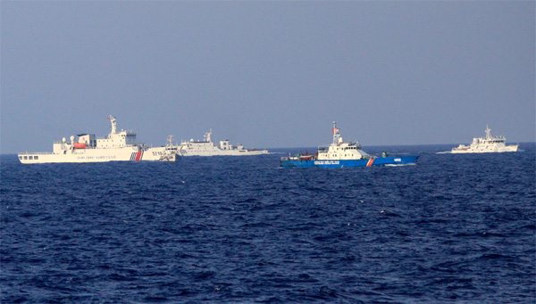  Tàu CSB Việt Nam thường xuyên bị 3 đến 4 tàu của Trung Quốc bám sát, kèm chặt, ngăn cản (Ảnh: VnExpress)