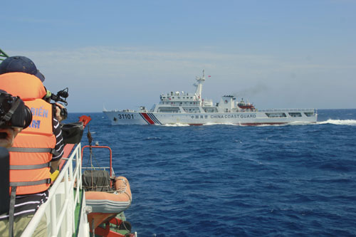 Tàu Trung Quốc vẫn ngăn chặn tàu chấp pháp của Việt Nam tại khu vực giàn khoan Hải Dương 981 (Ảnh: Thanh Niên)