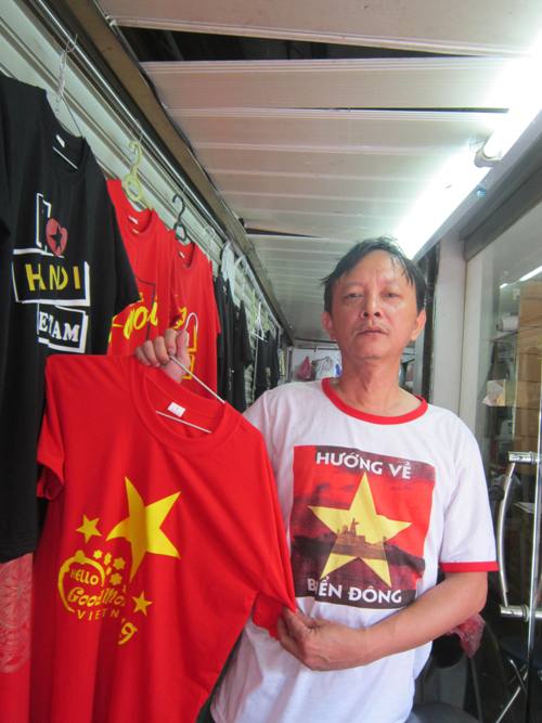 Những ngày này, anh Thanh Đức (chủ cửa hàng quần áo trên phố Hàng Bông) bán được khá nhiều áo và cờ đỏ sao vàng