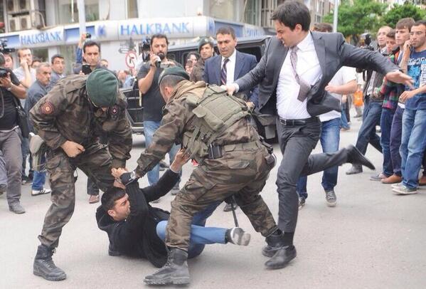 Một góc chụp khác cho thấy cố vấn Thủ tướng Thổ Nhỹ Kỳ cực kỳ tức giận trước người biểu tình đang nằm rạp dưới đất