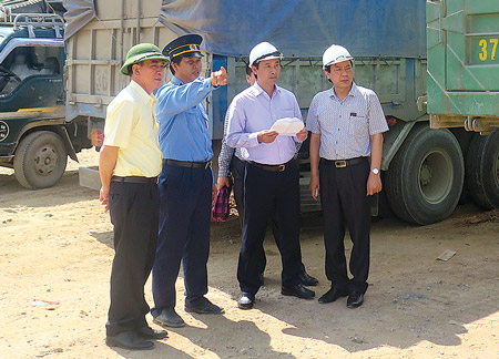 Thứ trưởng Lê Đình Thọ kiểm tra trạm cân tải trọng tại Nghệ An