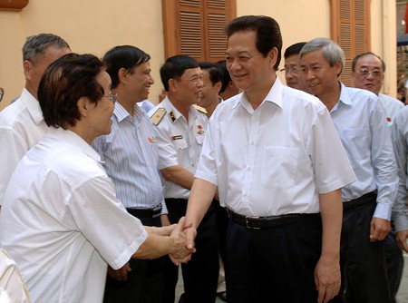 Thủ tướng Nguyễn Tấn Dũng tiếp xúc cử tri quận Hồng Bàng, TP. Hải Phòng (Ảnh: VGP)