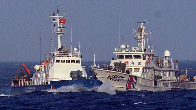 Tàu 46001 của Trung Quốc đâm thẳng vào tàu cảnh sát biển VN (Ảnh: Tuổi trẻ)