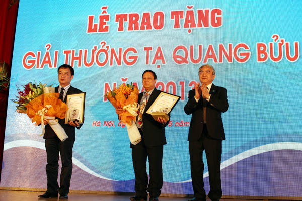 Bộ trưởng Bộ Khoa học và công nghệ Nguyễn Quân trao giải thưởng Tạ Quang Bửu cho Giáo sư Nguyễn Hữu Việt Hưng và Phó giáo sư, tiến sĩ Nguyễn Bá Ân