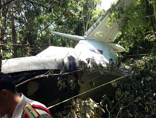 Chiếc AN 74 rơi cách sân bay Xiêng Khoảng gần 6 km. Ảnh Reuteur