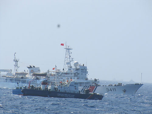 Tàu Trung Quốc ngăn cản quyết liệt tàu chấp pháp Việt Nam làm nhiệm vụ trên vùng biển Hoàng Sa (Ảnh: Người lao động)