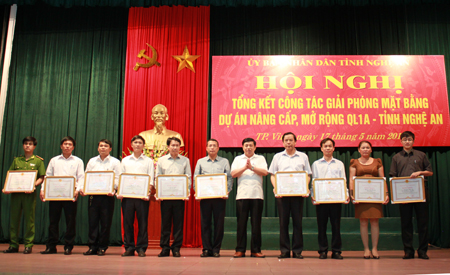 Đại diện UBND tỉnh Nghệ An trao bằng khen cho 9 tập thể 29 cá nhân đã có thành tích xuất sắc trong công tác GPMB
