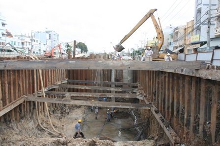 Công nhân vật vã thi công bờ kè kênh Tân Hóa - Lò Gốm