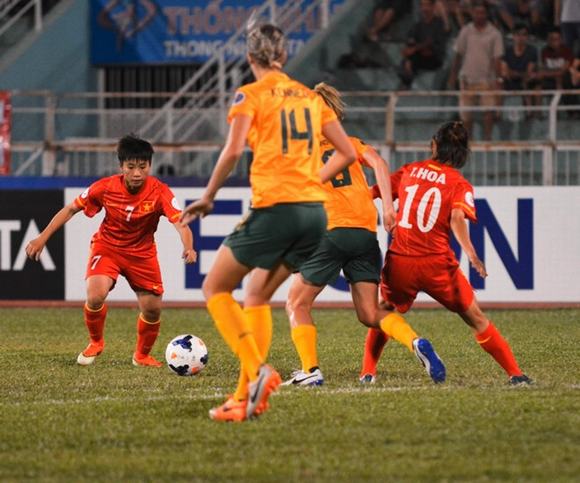  ĐT nữ Việt Nam (đỏ) đã có một trận đấu kiên cường trước nhà ĐKVĐ châu Á - ĐT Úc