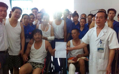 Bức tâm thư được công nhân người Trung Quốc trao lại cho lãnh đạo Bệnh viện đa khoa Hà Tĩnh để bày tỏ lòng biết ơn. (Ảnh: VnExpress)