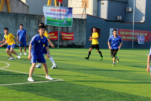 Đoàn thanh niên Văn phòng Đoàn Bô (áo xanh) thi đấu với đội tuyển Hùng Thắng (áo vàng)