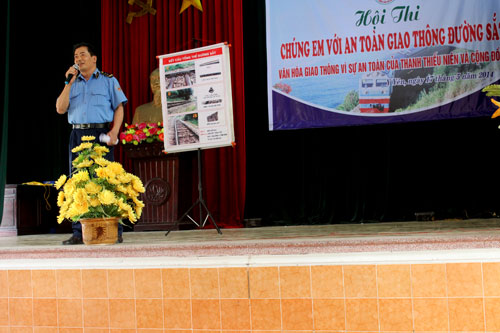  Tại Hội thi, Thanh tra giao thông cũng đã lên hướng dẫn tuyên truyền cho các em học sinh về an toàn đường sắt.