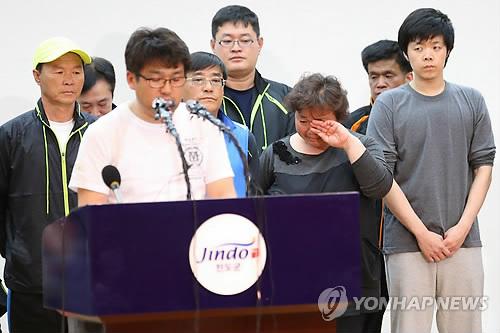 Người nhà nạn nhân còn mất tích trong vụ chìm phà Sewol tổ chức họp báo phản đối giải tán Đội bảo vệ bờ biển