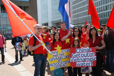 Trước cửa Đại sứ quán Trung Quốc tại Hà Lan, hai đại diện người Việt, gồm đại diện cho khối học sinh sinh viên và đại diện cho khối kiều bào đang sinh sống tại Hà Lan đã có bài phát biểu ngắn gọn bằng tiếng Anh và tiếng Hà Lan về mục đích của cuộc diễu hành hòa bình. Bài phát biểu thể hiện sự phản đối của người Việt Nam trước những hành vi của chính phủ Trung Quốc thời gian gần đây, xâm phạm nghiêm trọng chủ quyền của Việt Nam và các nước láng giềng. (Ảnh: VnExpress)