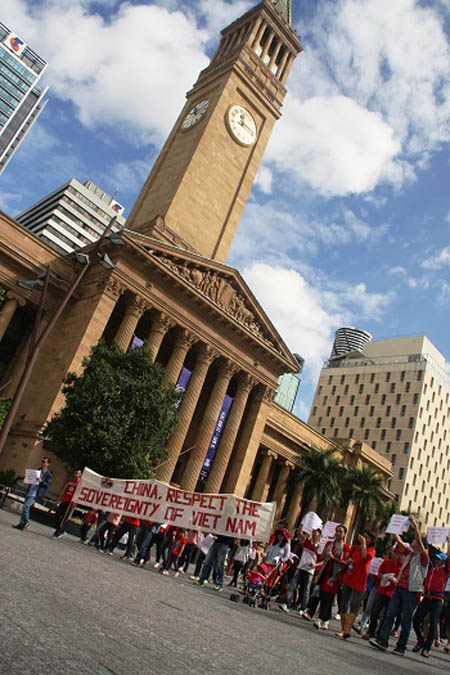 Dòng người đi qua Quảng trường King George, Tòa Thị chính Brisbane và dừng lại trước văn phòng Lãnh sự Trung Quốc tại Brisbane. Họ vừa đi vừa hô vang khẩu hiệu yêu cầu Trung Quốc tôn trọng chủ quyền Việt Nam và trả lại hòa bình cho khu vực Biển Đông. Hòa trong không khí phản đối ôn hòa là những khúc ca hào hùng của dân tộc như Nối vòng tay lớn, Hát mãi khúc quân hành. (Ảnh: VnExpress)