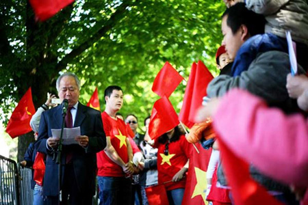 Theo ông Huỳnh Công Mỹ, Chủ tịch Tổng hội người Việt Nam tại Vương quốc Bỉ, mục tiêu của cuộc biểu tình là để “góp sức cùng đồng bào và chiến sĩ cả nước bảo vệ chủ quyền lãnh thổ”. Đoàn biểu tình đã đọc bản tố cáo Trung Quốc vi phạm chủ quyền biển của Việt Nam bằng 4 thứ tiếng: Việt, Anh, Pháp, Hà Lan và cử 5 thành viên gửi Kháng nghị thư vào hòm thư của Đại sứ quán Trung Quốc. (Ảnh: Tiền Phong)