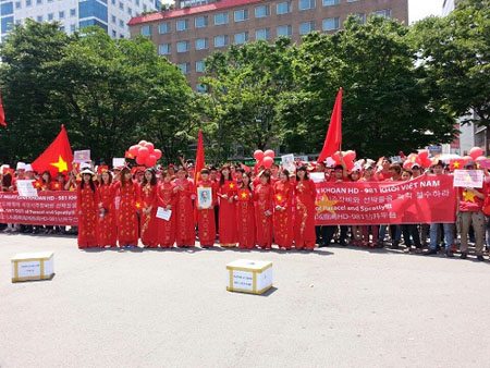 Đông đảo học sinh, sinh viên tại Busan đã hát vang những ca khúc ca ngợi Chủ tịch Hồ Chí Minh, ca ngợi hòa bình và tình đoàn kết. Đoàn tuần hành còn có sự tham gia của một số người Hàn Quốc. Theo đại diện của Cộng đồng người Việt Nam tại Hàn Quốc, các cuộc biểu tình tại đây đều mang tính chất ôn hòa và được tổ chức dưới sự cho phép của chính quyền an ninh sở tại. (Ảnh: Cộng đồng người Việt Nam tại Hàn Quốc).