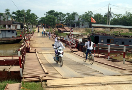 Cầu phao Bút Sơn (Thanh Hóa) là cây cầu yếu trong dự án vừa được khởi công xây dựng ngày 11/5.