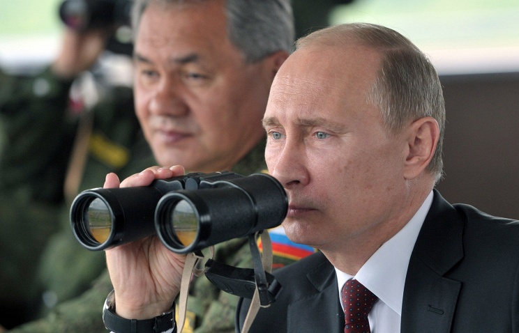 Tổng thống Nga Vladimir Putin (bên phải) và 
