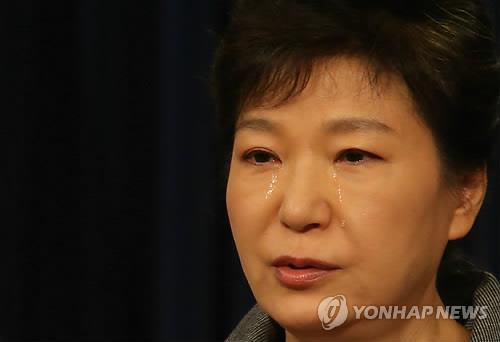 Tổng thống Park Geun Hye rơi nước mắt khi xin lỗi người dân về vụ chìm phà Sewol