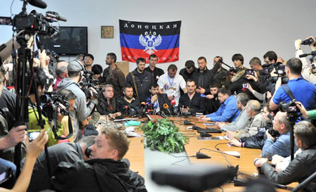 Đại diện chính quyền tự xưng tổ chức họp báo tại TP Donetsk, miền Đông Ukraine công bố dự thảo yêu cầu được tiếp nhận vào Nga