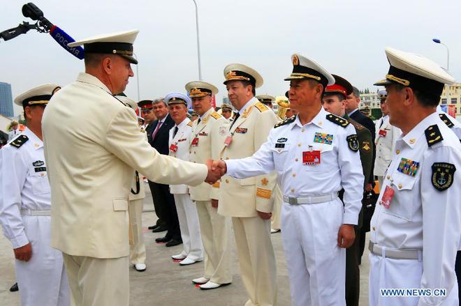 Phó Tư lệnh Hải quân Trung Quốc Điền Trung (thứ 2 từ phải sang) chào đón lực lượng Nga tham gia tập trận chung Joint Sea 2014