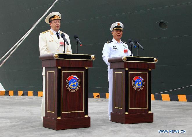 Lãnh đạo Lực lượng Hải quân Nga - Trung (từ trái sang phải) tại cảng quân sự Thượng Hải