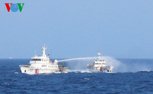 Tàu Hải cảnh bắn vòi rồng xối xả vào tàu Kiểm ngư Việt Nam