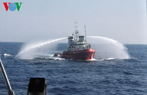 Tàu dịch vụ không số của Trung Quốc mở vòi rồng công suất lớn, bám đuổi tàu Kiểm ngư