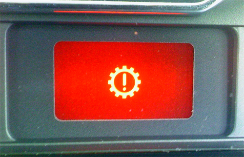 Cảnh báo hộp số: có sự cố trong hộp số. Thường tín hiệu này cho biết hộp số tự động hỏng chỗ nào đó. Lời khuyên là không nên vận hành xe nếu đèn này bật sáng.