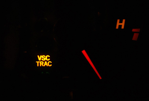 VSC (kiểm soát cân bằng điện tử) hoặc hệ thống kiểm soát độ bám đường bật sáng: có vấn đề với một trong những hệ thống này. Nếu phanh vẫn làm việc thì mọi chuyện đều ổn, nhưng cần để ý rằng hệ thống ổn định không làm việc đúng vai trò vì thế đừng để xe chạy quá nhiều.