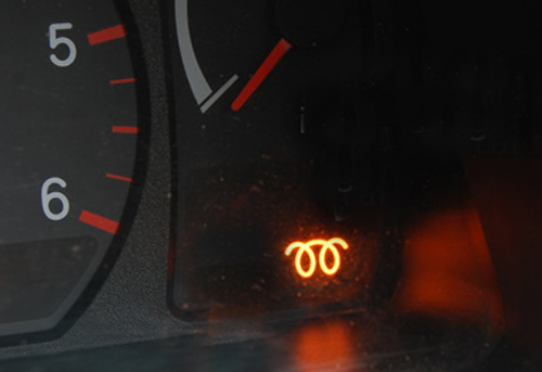 Cảnh báo bugi sấy trên xe động cơ dầu: đèn sáng khi thời tiết bên ngoài lạnh. Không khởi động động cơ đến khi đèn tắt. Nếu đèn sáng quá lâu có nghĩa bugi sấy có vấn đề, hoặc do trời quá lạnh.