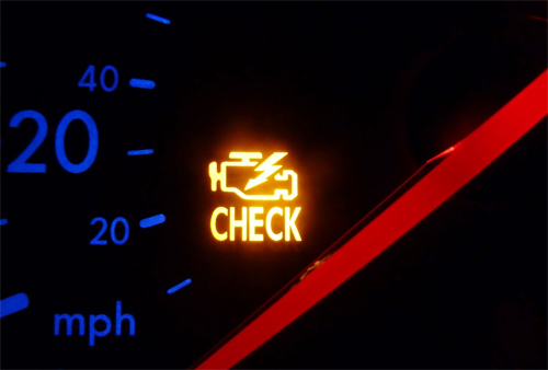 Đèn báo động cơ: có thể là đèn cảnh báo đáng sợ nhất trên bảng điều khiển, và nhiều người chợt nghĩ rằng động cơ đã hỏng. Nhưng biểu tượng này có thể chỉ thông báo rằng một cảm biến đơn giản đã 