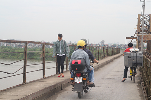 Ban ngày cầu Long Biên thông thoáng, không có sự xuất hiện của bất kỳ hàng quán tự phát nào.