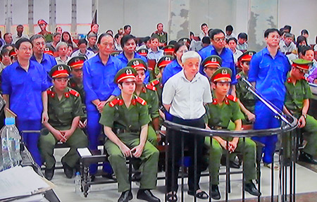 Bị cáo Nguyễn Đức Kiên và đồng phạm tại phiên tòa ngày 20/5 (ảnh chụp qua màn hình)